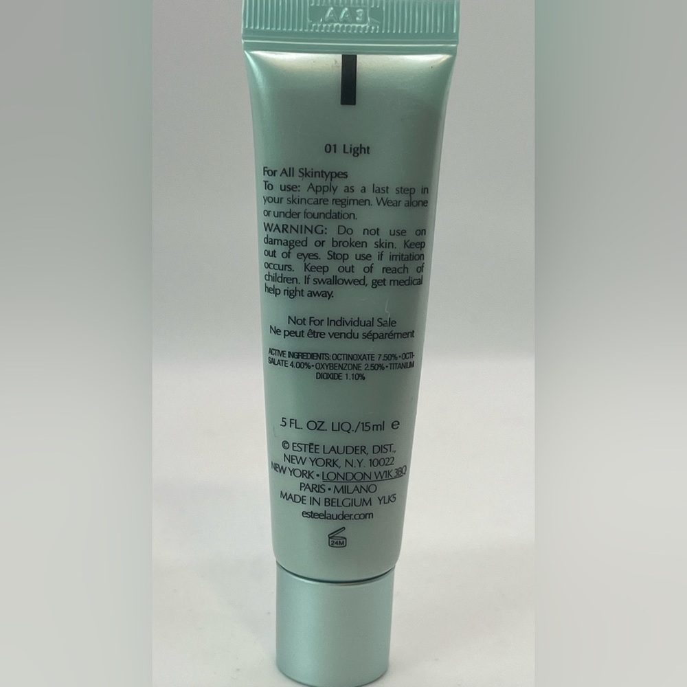 Estee Lauder DayWear BB Anti-Oxidant Beauty Benefit Creme SPF35 SZ 15ML~01 LIGHT - Picture 2 of 2